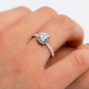 bague de fiancaille Sofia or rose portée